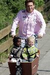 Castricum 8 juni 2005
Henny Huisman met zijn kleinkinderen Emaa en Oliver in bakfiets.