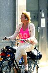 Amsterdam 17 september 2003
Inge Ipenburg met walkman op fiets