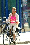 Amsterdam 17 september 2003
Inge Ipenburg met walkman op fiets