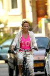 Amsterdam 17 september 2003
Inge Ipenburg met walkman op fiets