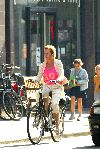 Amsterdam 17 september 2003
Inge Ipenburg met walkman op fiets