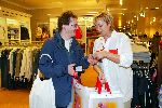 Amsterdam 29 november 2003
Bekende Nederlanders verkopen plastic tassen t.b.v. het aidsfonds.
Inge Ipenburg
