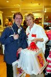 Amsterdam 29 november 2003
Bekende Nederlanders verkopen plastic tassen t.b.v. het aidsfonds.
Inge Ipenburg
