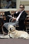 Amsterdam 16 juni 2005
Jan Lenferink met zijn hond ben op terras .
Hij heeft de papieren van zijn boek  
