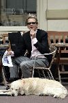 Amsterdam 16 juni 2005
Jan Lenferink met zijn hond ben op terras .
Hij heeft de papieren van zijn boek  