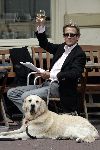 Amsterdam 16 juni 2005
Jan Lenferink met zijn hond ben op terras .
Hij heeft de papieren van zijn boek  