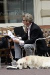 Amsterdam 16 juni 2005
Jan Lenferink met zijn hond ben op terras .
Hij heeft de papieren van zijn boek  