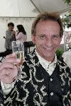 Loenen 13 juni 2005
Kreeftenparty bij restaurant tante Koosje.
Johan Vlemmix met champagne