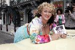 Amsterdam 8 juni 2005
Presentatie cd Karin Bloemen in Carre.
Karin in Buick cabrio voor carre.