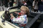 Amsterdam 8 juni 2005
Presentatie cd Karin Bloemen in Carre.
Karin in Buick cabrio voor carre.