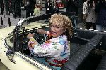 Amsterdam 8 juni 2005
Presentatie cd Karin Bloemen in Carre.
Karin in Buick cabrio voor carre.