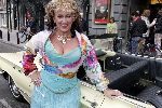Amsterdam 8 juni 2005
Presentatie cd Karin Bloemen in Carre.
Karin in Buick cabrio voor carre.