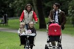 Amsterdam 11 juni 2005
Prins Maurits achter kinderwagen en Prinses Marilene met Lucas en Anna in bakfiets in het vondelpark.