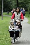 Amsterdam 11 juni 2005
Prins Maurits achter kinderwagen en Prinses Marilene met Lucas en Anna in bakfiets in het vondelpark.