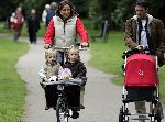 Amsterdam 11 juni 2005
Prins Maurits achter kinderwagen en Prinses Marilene met Lucas en Anna in bakfiets in het vondelpark.
