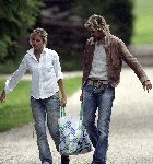 Nigtevecht 17 juni 2005
Wendy v Dijk verhuizen naar haar nieuwe huis op Zwaanwijck samen met een vriendin en Chris Zegers.