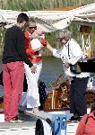 Muiden 28 mei 2005
Koningin Beatrix varen met Mabel Wisse Smit prinses Luana en prins Friso. Mabel op blote voeten