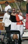 Muiden 28 mei 2005
Koningin Beatrix varen met Mabel Wisse Smit prinses Luana en prins Friso
