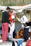 Muiden 28 mei 2005
Koningin Beatrix varen met Mabel Wisse Smit prinses Luana en prins Friso. Mabel op blote voeten