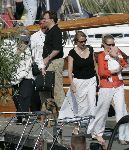 Muiden 28 mei 2005
Koningin Beatrix varen met Mabel Wisse Smit prinses Luana en prins Friso. Mabel op blote voeten