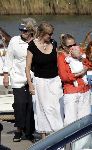 Muiden 28 mei 2005
Koningin Beatrix varen met Mabel Wisse Smit prinses Luana en prins Friso. kussend met baby Luana