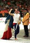 Heerenveen 13 Maart 1999
Ebben Wennenmars met vlag en op blote voeten nadat hij tijdens het WK afstanden de zilveren medaille had gewonnen op de 500 meter.