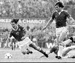 Amsterdam, Olympisch stadion 13 mei 1981
Bekerfinale KNVB 1981
AJAX-AZ 67, eindstand 3-1
AJAX-aanvoerder Frank Arnesen wordt ondeuit gehaald door Ronald Spelbos