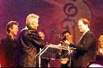 Hilversum, 4 maart 1999
Raymond v Barneveld reikt de Lifetime Achievemnet Nationaal prijs uit aan de Golden Earing tijdens de Edsion Music Award 1999