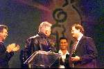 4 maart 1999
Raymond v Barneveld reikt de \