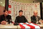 Eindhoven, 18 maart 1999
PSV nieuwste aankoop Mark v Bommel (Fortuna SC ) die een kontrakt heeft getekend voor 5 jaar;
14 x jong oranje en 30x UEFA-elftal
Verder op de foto manager Frank Arnesen en Voorzitter Harry v Raaij.