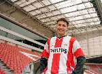 Eindhoven, 18 maart 1999
Mark v Bommel ( Fortuna SC ) tekent voor 5 jaar bij PSV