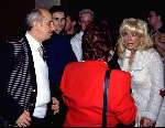 4 Maart 1999
Mary Borsato in discussie met de vriendin van haar ex-man die links meeluistert