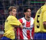 Eindhoven 13 Maart 1999
PSV-SC Cambuur 3-0
Ruud v Nistelrooy wordt vastgehouden aan zijn shirt door Gregg Berhalter