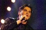 Xander de Buisonje, zanger van Volumia winnaar  bij de Edison Music Award 1999 voor de prijs \