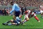 Eindhoven, 12 maart 2000
PSV-FC Utrecht, eindstand 2-1
Stijn Vreven die met een rode kaart van het veld werd gestuurd in duel met Dennis Rommedahl en Alfons Groenedijk
Mooie aktie