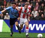 Eindhoven, 12 maart 2000
PSV-FC Utrecht, eindstand 2-1
Joonas Kolkka in duel met Didier Martel
