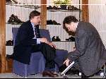 Breda 3 maart 2000
Schoenhandel Matty Kremer hier bezig met de commissaris van de Koningin van Friesland ED NIJPELS