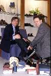 Breda 3 maart 2000
Schoenhandel Matty Kremer hier bezig met de commissaris van de Koningin van Friesland ED NIJPELS