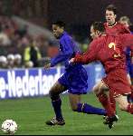 Brussel, 29 maart 2000
Belgie-Nederland, eindstand 2-2 in het Koning Boudewijn stadion vriendschappelijk wedstrijd
Patrick Kluivert in duel met Bertrand Crasson