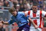 Eindhoven, 12 maart 2000
PSV-FC Utrecht, eindstand 2-1
Patrick Zwaanswijk in duel met Wilfred Bouma
Knijpt hem in zijn piemel