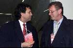 Brussel, 29 maart 2000
Belgie-Nederland, eindstand 2-2 in het Koning Boudewijn stadion vriendschappelijk wedstrijd
Frits Korbach in gesprek met Pedro Salazar