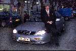 Geertruidenberg 28 maart 2000
Wijnproeverij Otto Lenselink in Geertruidenberg.
Willibrord Frequin met zijn auto (Daewoo)