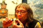 Haarlem 25 maart 2002
Engelsen op bezoek bij koffieshop Willie Wortel.
Chris Balwin Softdrugs