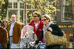 Amsterdam 30 maart 2002
Reinout Oerlemans en Danielle Overgaag met hun zoontje op de fiets.