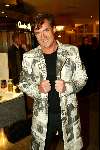 Scheveningen 25 maart 2202
Afscheid van Henk v d Meyden in het circustheater.
Gerard Joling met telegraaf jas