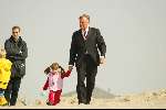Noordwijk 30 maart 2002
Harry Mens met zijn dochters op het strand