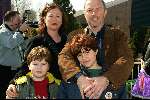 Dronten 29 maart 2002
Opening nieuwe attraktie in six flags.
Huub Stapel met gezin
Met op achtergrond Joop v Tellingen