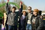 Dronten 29 maart 2002
Opening nieuwe atraktie Six Flags.
Belinda Meuldijk met zoons en Maarten Peters en met Margriet Eshuis