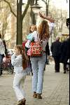 Amsterdam 30 maart 2002
Mariska Hulscher met vriend en kinderen
middelvinger