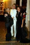 Scheveningen 25 maart 2002
Afscheid Henk v d Meyden in het circustheater.
Pia Douwes en Joke de Kruyff met maker van hun jurken